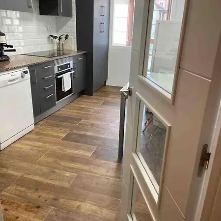 Piso 3 Habitaciones, Centro De Hasta 8 Personas * Colombres